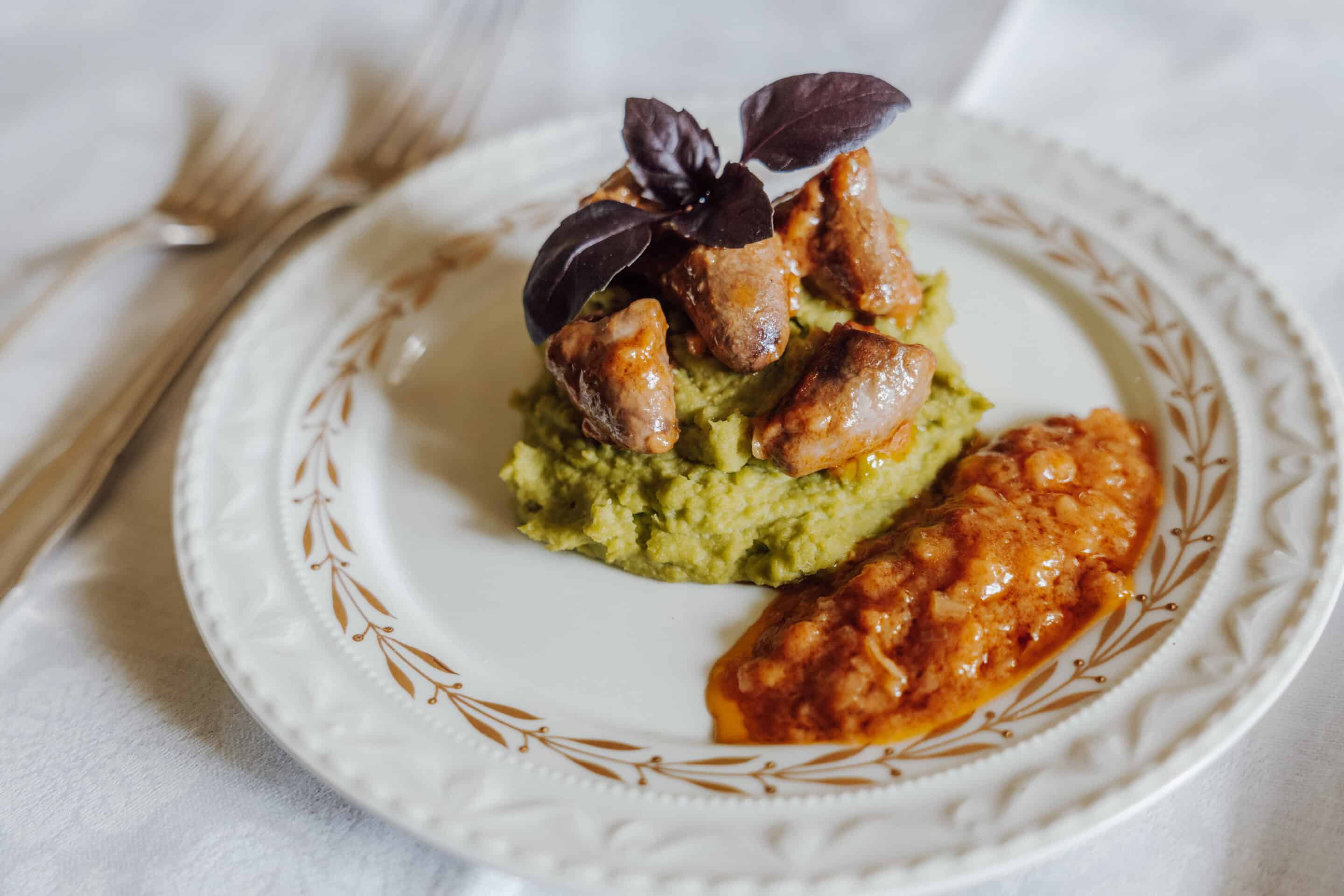 Hühnerherzen-Ragout auf Erbsenpüree - Feinheimisch