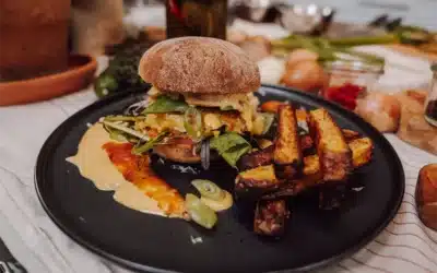 Burger mit Veggie-Patty, Weizen-Buns und Coleslaw